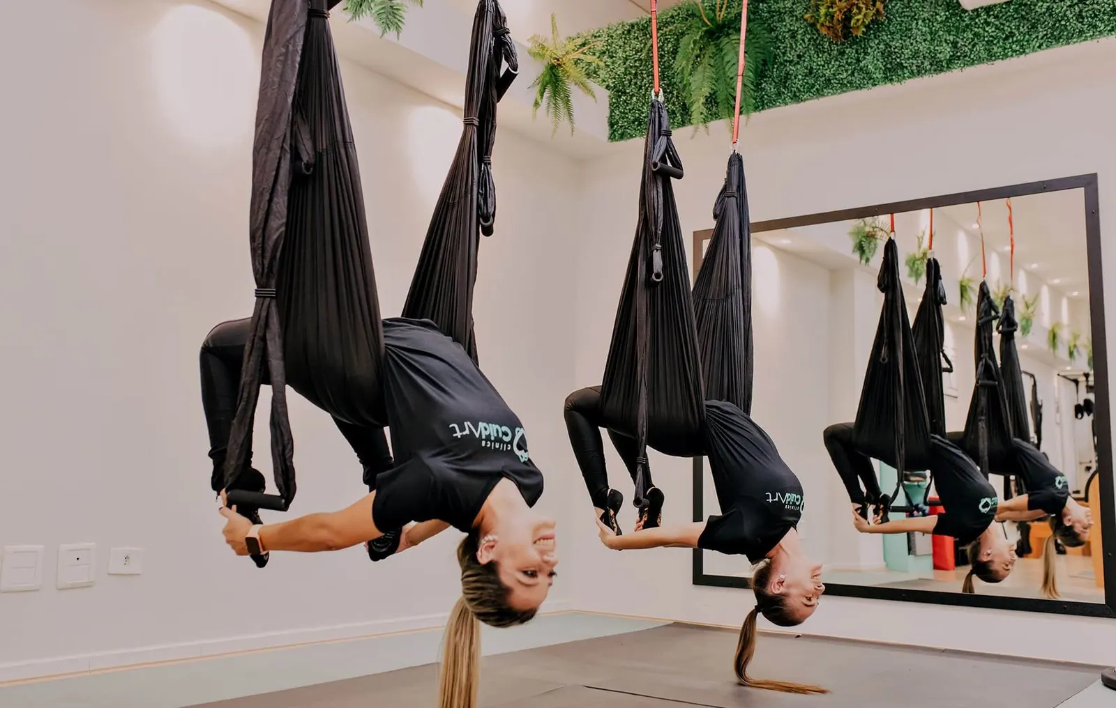 Aula de Pilates aéreo no studio da Clínica CuidArt